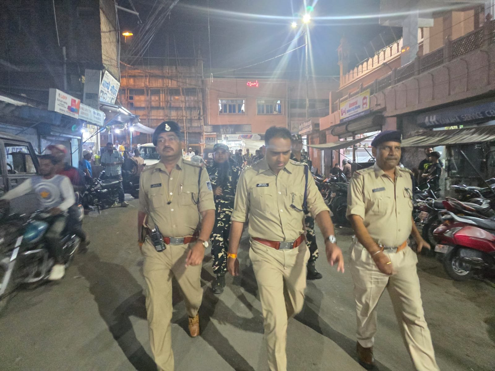 लोकसभा चुनाव के मद्देनजर केंद्रीय बल के साथ संवेदनशील इलाक़ों में निकाला पैदल फ्लैग मार्च