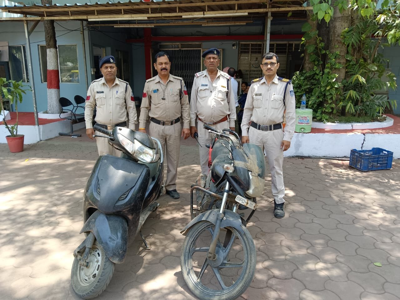 थाना हनुमानगंज पुलिस द्वारा शातिर वाहन चोर को गिरफ्तार किया गया
