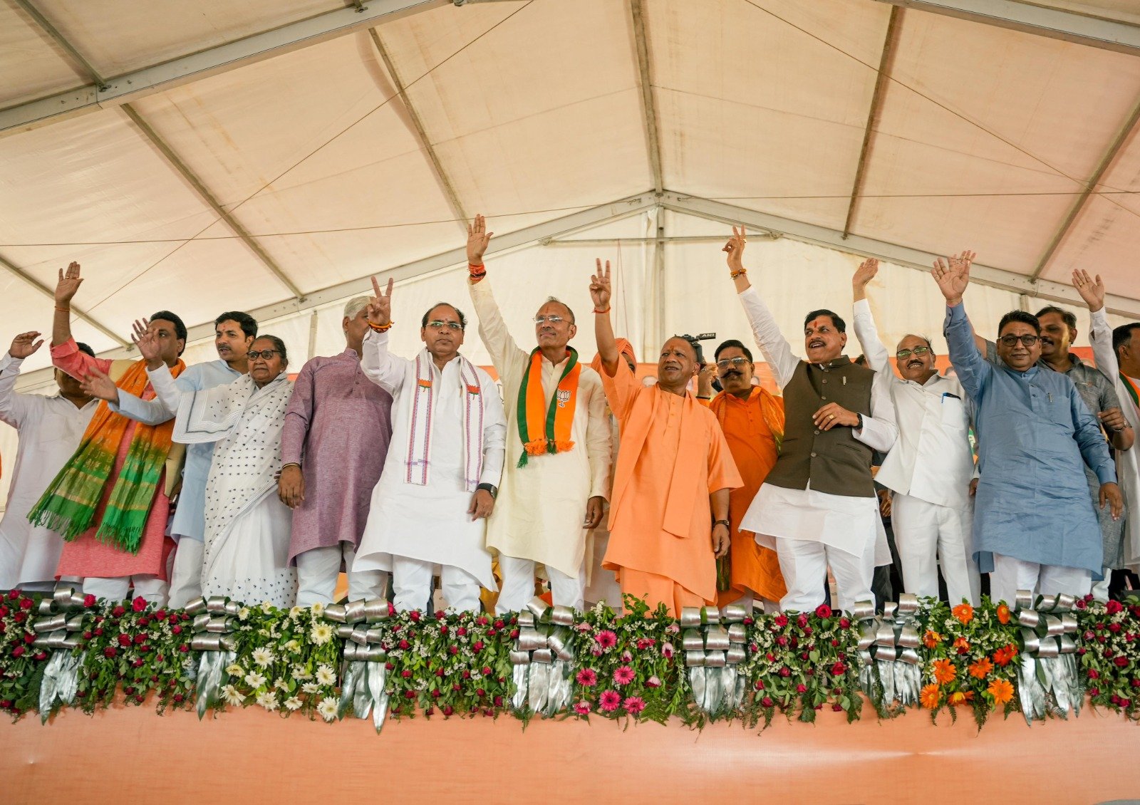 सीएम मोहन यादव ने उत्तर प्रदेश के मुख्यमंत्री योगी के साथ जनसभाओं को संबोधित किया