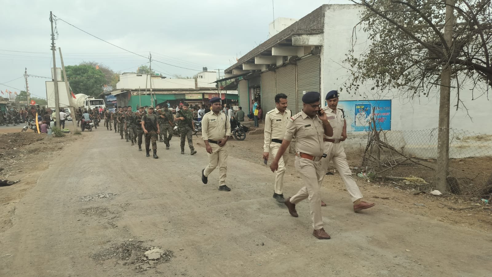 थाना नटेरन पुलिस द्वारा फ्लैग मार्च निकाला गया