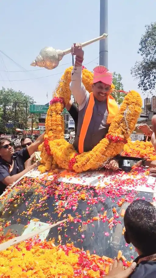 सीएम ने रोड शो में गदा घुमाई, पटवारी ने कांग्रेस कैंडिडेट से पड़वाए पैर