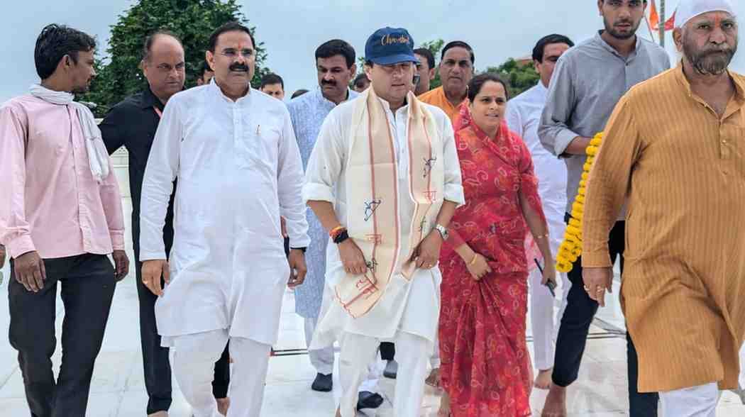 केंद्रीयमंत्री सिंधिया ने टेकरी धाम पहुंच बालाजी सरकार का आशीर्वाद लिया