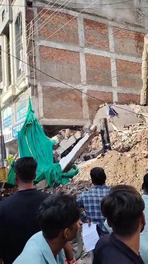 भोपाल के एमपी नगर में बिल्डिंग गिरने से मजदूर दबा