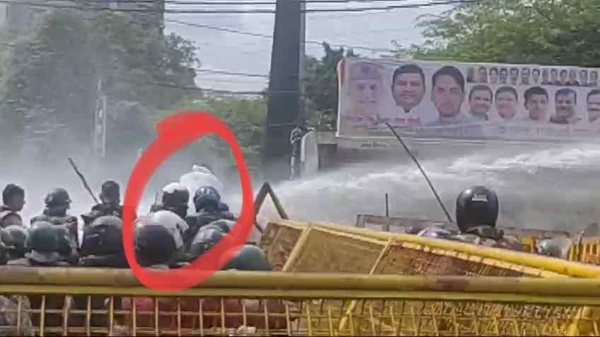 वाटर कैनन के प्रेशर से बेरिकेड से गिरे जीतू पटवारी