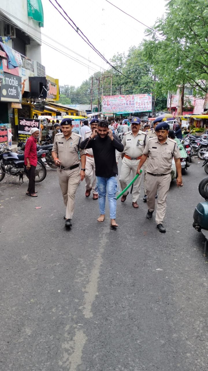 बस में लूट करने वाले आरोपी का जुलूस जहांगीराबाद पुलिस ने निकाला