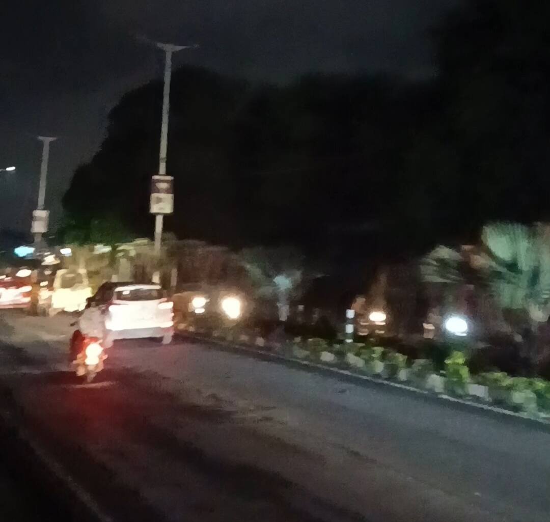 अंधेरे के साय में भोपाल का वीआईपी रोड