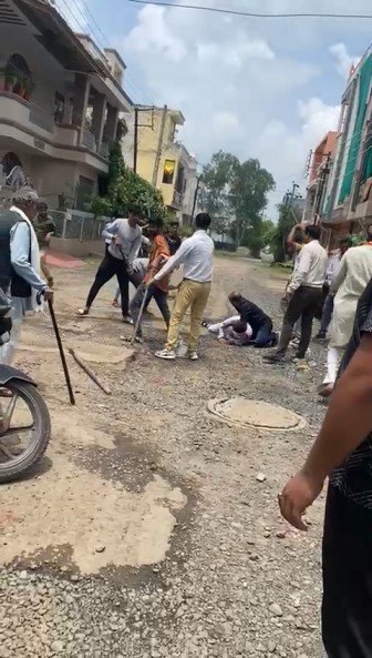 विदिशा के मशहूर कॉलोनाइजर लोचन सिंह राजपूत को दिन दहाड़े डंडों से पीटा