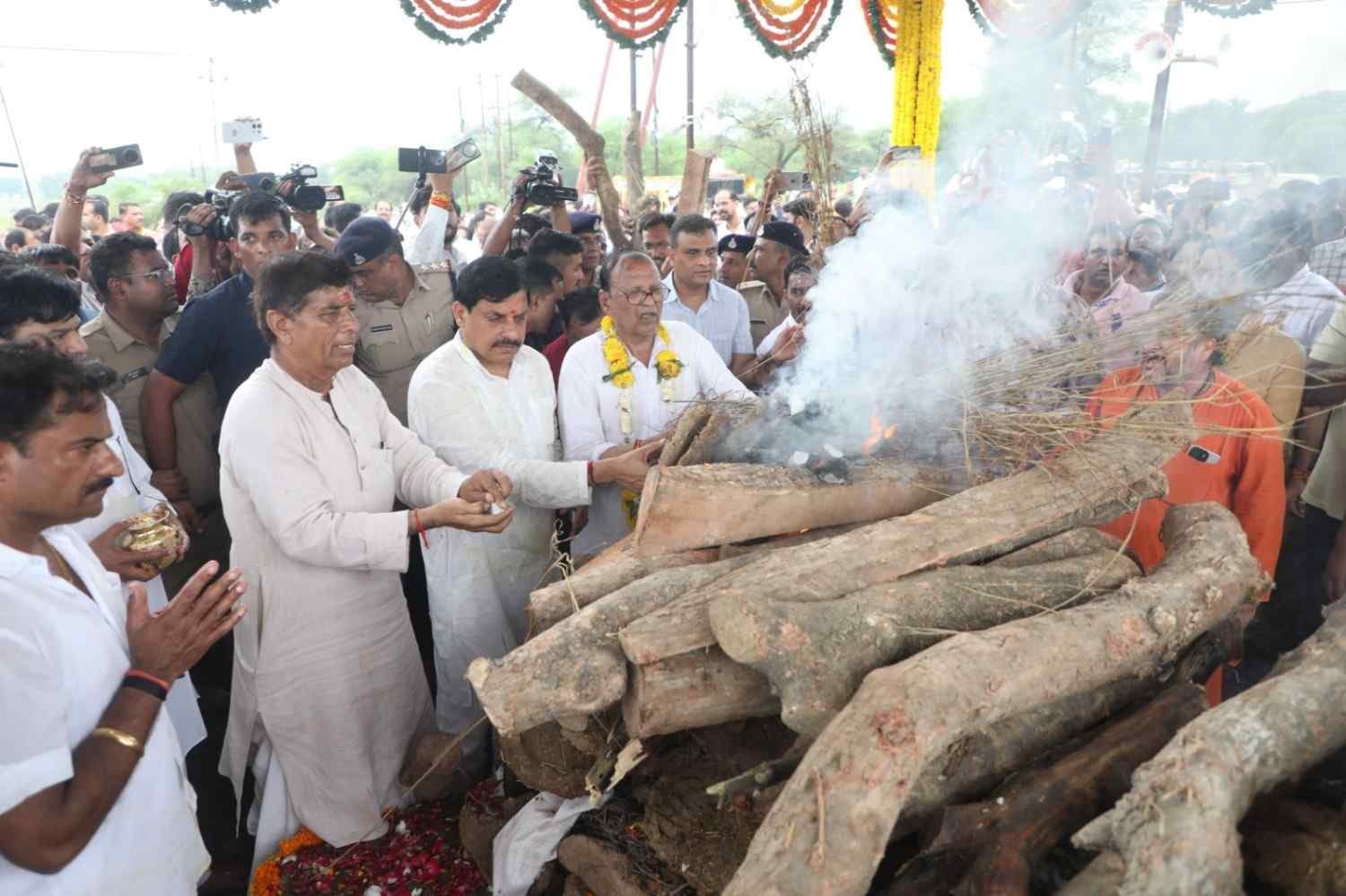 पंचतत्व में विलीन हुए मुख्यमंत्री डॉ. मोहन यादव के पिता पूनमचंद यादव