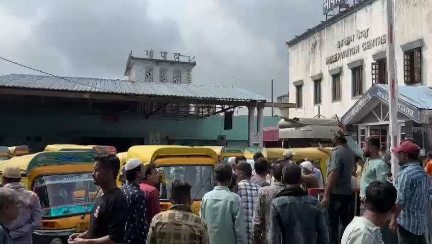 एक नंबर स्टेशन पर ऑटो चालकों का धरना