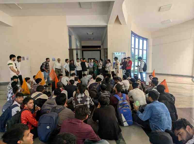 ABVP भोपाल ने किया RGPV में प्रदर्शन