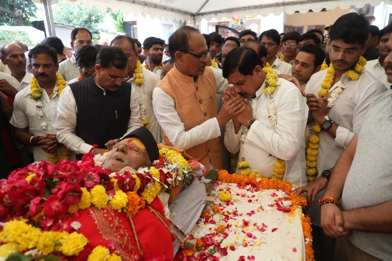 CM के पिता का शिप्रा तट पर होगा अंतिम संस्कार, शिवराज-सिंधिया समेत कई मंत्री श्रद्धांजलि देने उज्जैन पहुंचे