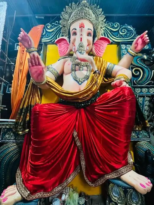 पंडालों में विराजे मंगलमूर्ति, गूंजे गणपति बप्पा के जयकारे