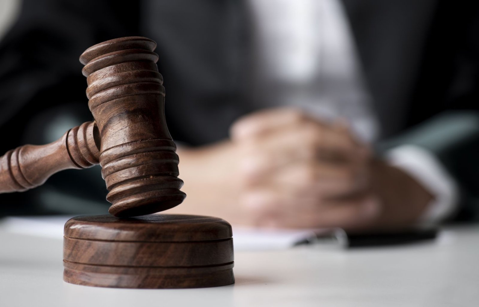 टीआई समेत 6 पुलिसवालों पर FIR के आदेश