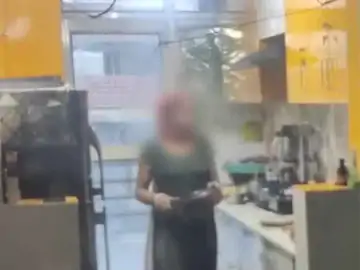 मेड ने अपने यूरिन से आटा गूंथकर रोटी बनाई