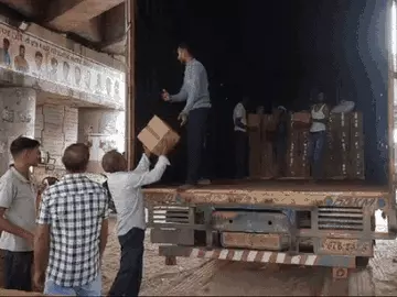 दिल्ली-मुंबई एक्सप्रेसवे पर पकड़ा अवैध शराब का कंटेनर