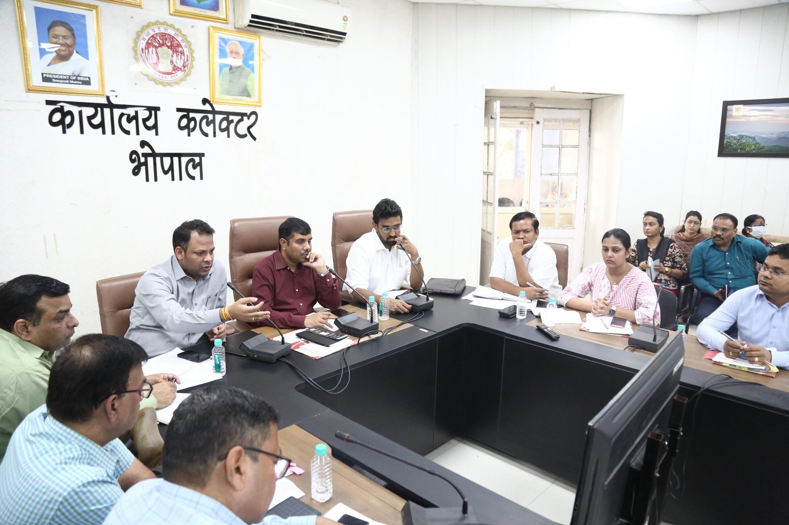 लापरवाही पर लोकसेवा प्रबंधक का 15 दिन का वेतन काटने के निर्देश