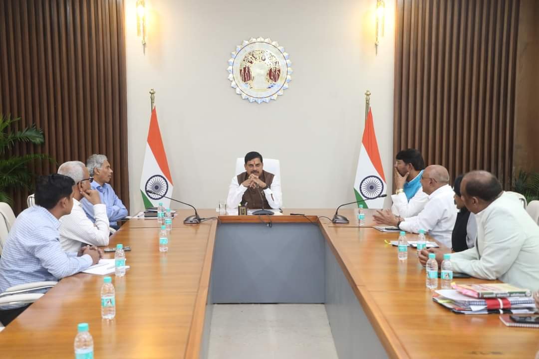 मुख्यमंत्री डॉ. मोहन यादव ने आज निवास स्थित कार्यालय ,समत्व भवन में बैठक