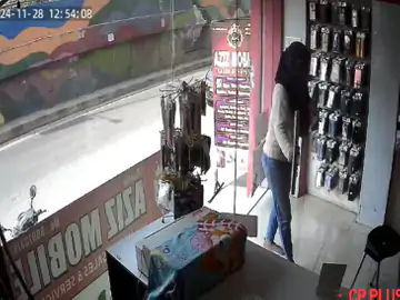 दुकान से 2 मोबाइल चुराकर भागी 2 लड़कियां…VIDEO:बिलासपुर में फोन खरीदने आई थी, बाहर स्कूटी पर थी सहेली, 15 सेकंड में फरार