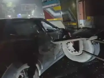 इंदौर में यूपी पुलिस की कार ट्रक से टकराई:एसआई सहित 2 सिपाही घायल, अस्पताल में कराया भर्ती