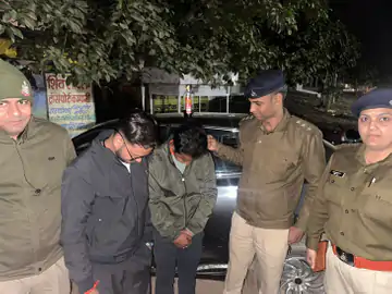 हाईवे पर कार में शराब पीते मिले युवक