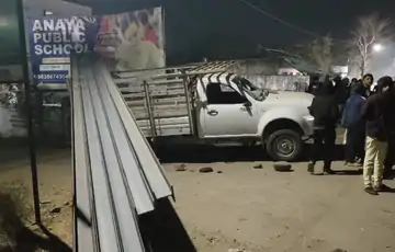 लोडिंग वाहन में रखा लोहे का खंभा महिला को लगा,मौत