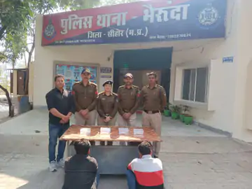 पुलिस ने दो चोरों को पकड़ा:सूने मकान में करते थे चोरी, 3 लाख से ज्यादा कीमत के जेवर बारामद