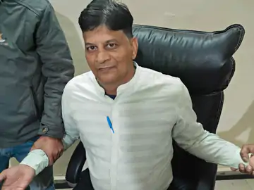 सोनकच्छ में तहसीलदार व शिक्षक रिश्वत लेते गिरफ्तार