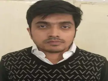 ढाई करोड़ की ठगी का आरोपी गिरफ्तार:दिल्ली भागा तो उसके पीछे प्लेन से पहुंची पुलिस