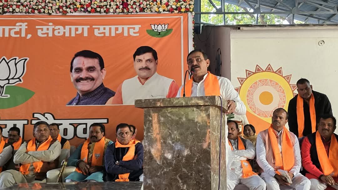 प्रधानमंत्री श्री नरेन्द्र मोदी जी के खजुराहो आगमन को लेकर भाजपा प्रदेश अध्यक्ष व खजुराहो सांसद श्री विष्णुदत्त शर्मा ने खजुराहो में संभागीय कार्यकर्ता बैठक को संबोधित कर अधिकारियों के साथ तैयारियों की समीक्षा बैठक की