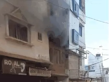 भोपाल के भीड़ वाले इलाके में आग, दहशत:पीर गेट पर रजाई-गद्दों के गोदाम में भभकी