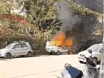 भोपाल में जलती वैन में ब्लास्ट:50 फीट तक परखच्चे उड़े