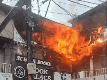 दस नंबर मार्केट में 3 दुकान जलकर ख़ाक हो गई।