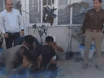 इंदौर में दर्जा प्राप्त मंत्री के भतीजे का जुलूस निकाला:महाजन के पोते से मारपीट के आरोपियों ने लगाई उठक-बैठक