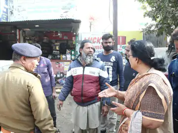 पलाश रेसीडेंसी के सामने से 45 शेड हटाए:भोपाल के टीटी नगर में कार्रवाई