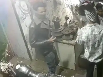 तलवारें लेकर घर में घुसे बदमाश, महिला को धमकाया:बोले- तुम्हारे बेटे ने हमारे साथी को चांटा मारा