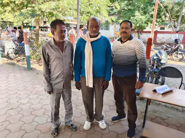 दावत में आए दो दोस्तों को पुलिस ने पकड़ा:42 साल से फरार थे