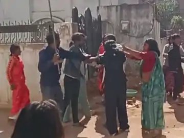 मकान के बंटवारे पर भाई-भाई में चले लाठी-डंडे