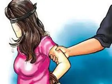 डॉक्टर से बाउंसर और गार्ड ने की छेड़छाड़