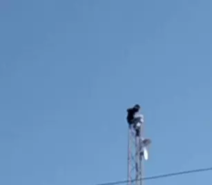 भोपाल में नशे में युवक टावर पर चढ़ा