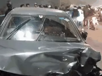 संगम टॉकीज चौराहे पर ई-रिक्शा-कार की भिड़ंत