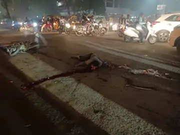 तेज रफ्तार बस ने बाइक को मारी टक्कर