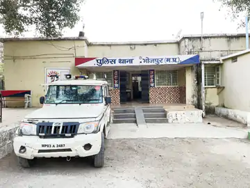 राजगढ़ में 93 लीटर शराब और बाइक जब्त