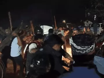 7 घंटे बंधक रही पुलिस, फोर्स ने पहुंचकर छुड़ाया