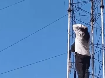 सैलरी नहीं मिलने से नाराज युवक टावर पर चढ़ा