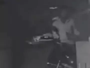 ग्वालियर में बाइक चोर को रंगे हाथ मालिक ने पकड़ा