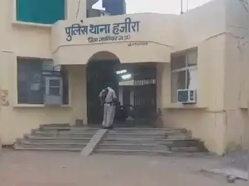 दरवाजे पर खड़ी छात्रा से पड़ोसी ने की छेड़छाड़