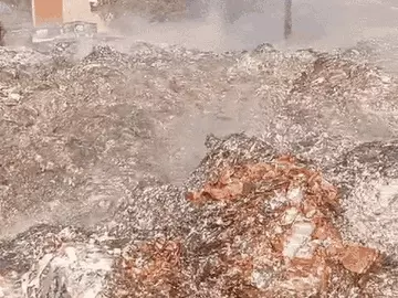 भोपाल में बर्फ फैक्ट्री में पड़े कचरे में लगी आग