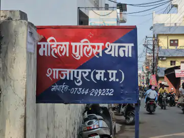 पति समेत 4 लोगों पर केस दर्ज:दहेज के लिए पत्नी से मारपीट
