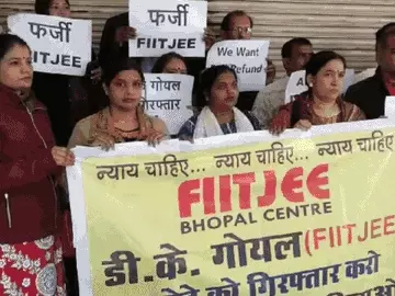 भोपाल के फिटजी सेंटर में पेरेंट्स का प्रदर्शन