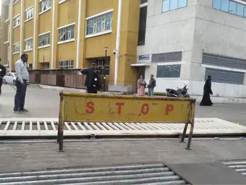 हमीदिया अस्पताल में हादसा:गेट गिरने से गार्ड घायल